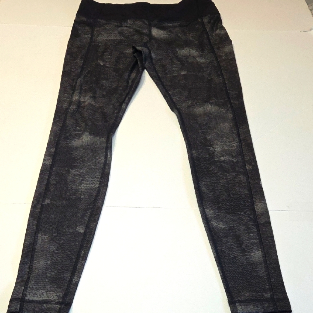 Lululemon Athletica Speed Tight II Black Leggings With Sequin Snake Pattern 10